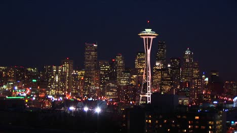 Seattle-Brilla-Por-La-Noche-Con-La-Emblemática-Aguja-Espacial-Como-Joya-De-La-Corona