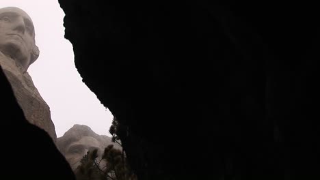 Die-Kamera-Schwenkt-Durch-Eine-Kleine-öffnung-Am-Fuß-Des-Mt-Rushmore-Für-Einen-Wurmblick-Auf-George-Washingtons-Gesicht