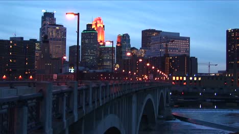 Mediumwideshot-Der-Skyline-Von-Minneapolis-Minnesota-Vom-Mississippi-River-Während-Der-Goldenhour