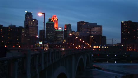 Mittelweite-Aufnahme-Des-Nachtverkehrs-Auf-Der-Brücke-über-Den-Mississippi-Entlang-Der-Uferpromenade-Von-Minneapolis-Minnesota