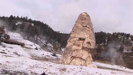 Neigungsaufnahme-Eines-Kalksteinkegels,-Der-Durch-Mineralvorkommen-Im-Yellowstone-Nationalpark-Entstanden-Ist
