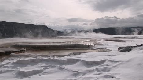 Ein-Panoramablick-Auf-Dampfende-Heiße-Quellen-Im-Winter