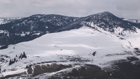 La-Nieve-Cubre-La-Amplia-Pendiente-De-Una-Montaña