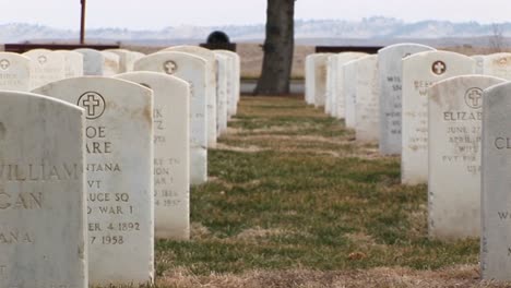 Lápidas-De-Mármol-Blanco-Muestran-Que-Hombres-Y-Mujeres-De-Todas-Partes-Del-Country-Están-Enterrados-En-Este-Cementerio-Militar