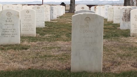 La-Cámara-Se-Desplaza-A-La-Izquierda-A-Través-De-Filas-De-Lápidas-De-Mármol-Blanco-En-El-Cementerio-Nacional-De-Arlington