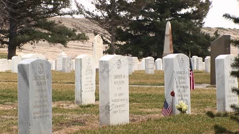 Eine-Amerikanische-Flagge-Und-Blumen-Schmücken-Einen-Von-So-Vielen-Grabsteinen-Auf-Dem-Nationalfriedhof-Von-Arlington