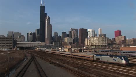 Un-Tren-De-Pasajeros-Se-Dirige-Al-Centro-De-Chicago.