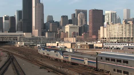 Züge-Fahren-Auf-Separaten-Gleisen-Aus-Verschiedenen-Richtungen-In-Die-Innenstadt-Von-Chicago-Chic