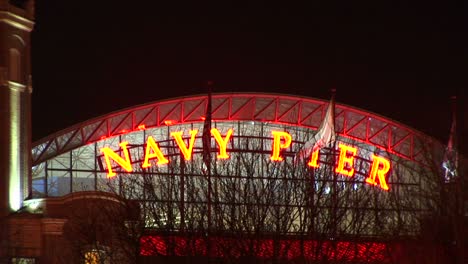 La-Cámara-Hace-Zoom-En-El-Famoso-Navy-Pier-De-Chicago-Por-La-Noche