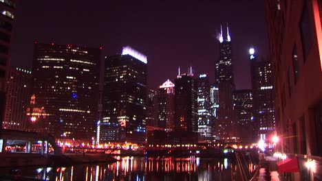 Chicagos-Skyline-Leuchtet-Nachts