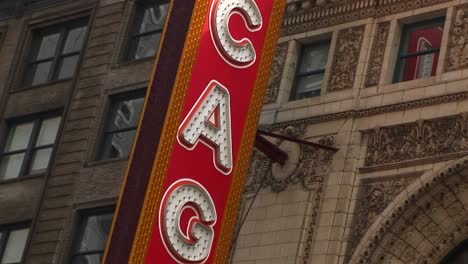 La-Cámara-Recorre-La-Colorida-Marquesina-Del-Teatro-De-Chicago