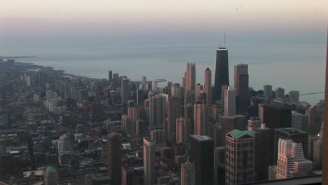 Eine-Vogelperspektive-Auf-Die-Skyline-Von-Chicago-Und-Das-Seeufer-Während-Der-Goldenen-Stunde