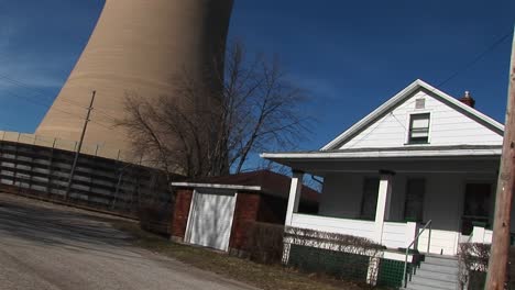 Ein-Blick-Von-Der-Straße-Und-Einem-Wohnhaus-Auf-Die-Spitze-Eines-Nahegelegenen-Atomkraftwerks