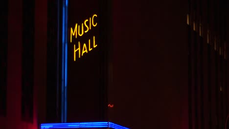 La-Cámara-Recorre-La-Marquesina-De-Radio-City-Música-Hall-Iluminada-Con-Neón-Por-La-Noche