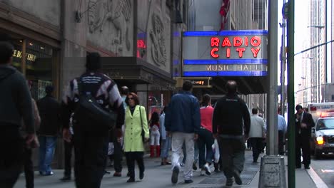 Mittlere-Aufnahme-Von-Menschen,-Die-Unter-Dem-Festzelt-Der-Radio-City-Music-Hall-In-New-York-City-Gehen?