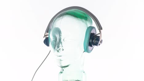 Glass-Changing-Headphones-4K-04