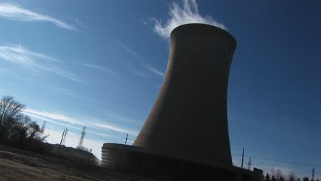 Dampf-Steigt-In-Diesem-Geneigten-Schuss-Von-Der-Spitze-Eines-Atomkraftwerks-Auf