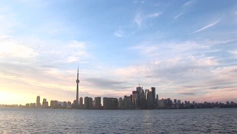 Die-Skyline-Von-Toronto-Ist-Schön-Gegen-Einen-Pastellfarbenen-Aquarellhimmel-Watercolor