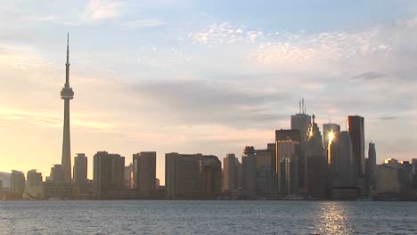 Die-Sonne-Wird-Von-Mehreren-Gebäuden-In-Dieser-Toronto-Skyline-Aufnahme-Reflektiert