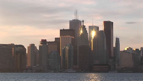Ein-Schönes-Sonnenuntergangsbild-Der-Skyline-Von-Toronto-Mit-Sonnenlicht,-Das-Von-Einigen-Der-Gebäude-Reflektiert-Wird?