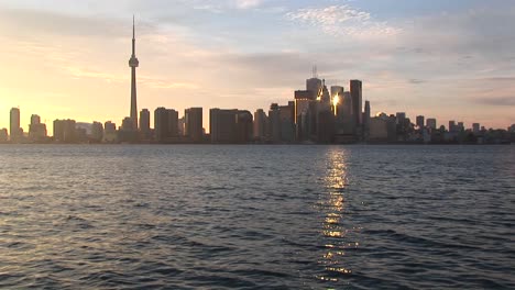 Ein-Blick-Am-Frühen-Abend-Auf-Den-Cntower-Und-Die-Skyline-Von-Toronto-Mit-Spiegelungen