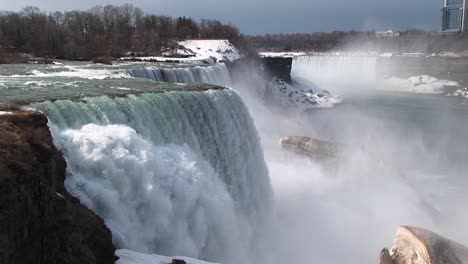 Ein-Blick-Von-Der-Spitze-Von-Niagara-Fällt-Auf-Den-Schnee-Und-Nebel-In-Der-Ferne