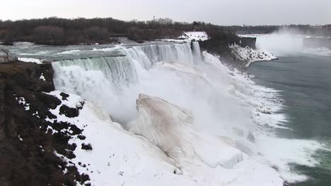 Ein-Blick-Auf-Die-Niagarafälle-Im-Winter-Mit-Gefrorenem-Nebel,-Der-Riesige-Eisbrocken-Bildet