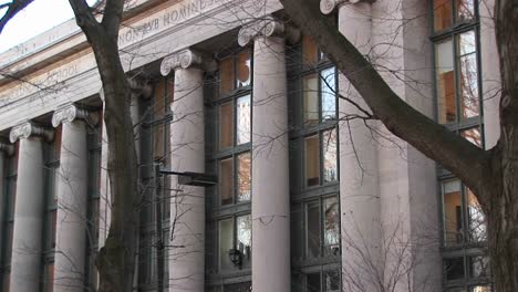 Ein-Schwenken-Eines-Von-Harvards-Gesetzgebäuden-Langdell-Hall