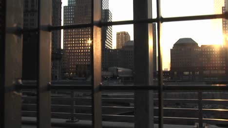 Sonnenlicht-Reflektiert-An-Den-Fenstern-Von-Bürohochhäusern