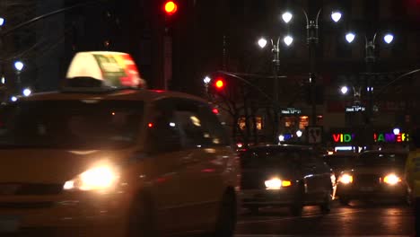 Verkehr-In-Der-Innenstadt-Von-New-York-Bei-Nacht