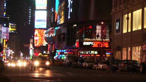 A-Wonderful-View-Of-Downtown-New-York-At-Night-With-Traffic-And-Advertising-Lights-Everywhere