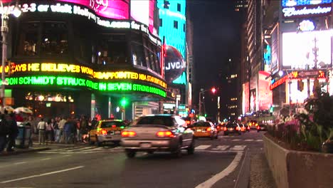 Eine-Stadtszene-Bei-Nacht-Mit-Verkehr-Und-Fußgängern