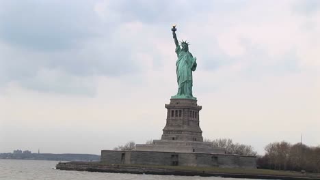 The-Statue-Of-Liberty-Looks-Breathtaking-In-Any-Light