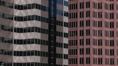 Ein-Interessanter-Blick-Auf-Die-Farben-Und-Muster-Zweier-Hochhäuser-Und-Ihrer-Fenster-Nebeneinander