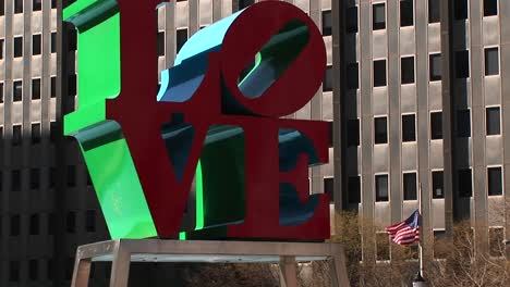 La-Escultura-Del-Amor-De-Robert-Indiana-Es-Uno-De-Los-Lugares-Favoritos-De-Filadelfia.