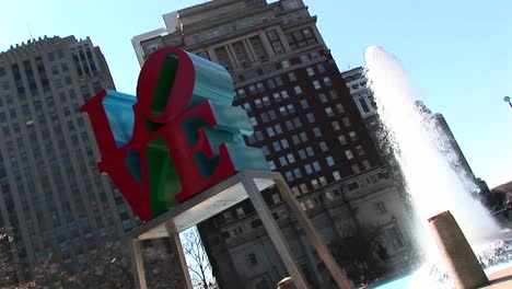 Die-Liebe&quot;&quot;-Skulptur-Ist-In-Dieser-Aufnahme-Der-Innenstadt-Von-Philadelphia-Prominent&quot;&quot;