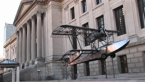 Un-Biplano-De-Aspecto-Interesante-Se-Exhibe-Fuera-Del-Museo-De-Arte-Mundialmente-Conocido-De-Filadelfia.