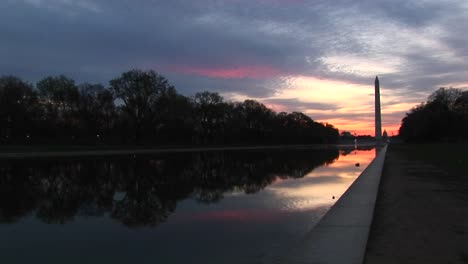 Der-Reflektierende-Pool-Von-Washington-DC-Am-Fuße-Des-Washington-Monuments-Macht-Seinem-Namen-Während-Dieser-Goldenhour-Aufnahmen-Alle-Ehre