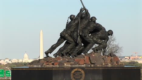 Die-Kamera-Schwenkt-Langsam-Das-Iwo-Jima-Marine-Corps-Denkmal-Für-Die-Amerikanische-Flagge