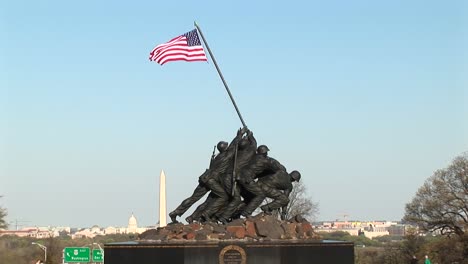 El-Memorial-Del-Cuerpo-De-Marines-De-Iwo-Jima-Se-Yergue-Con-El-Monumento-De-Washington-Débilmente-Al-Fondo