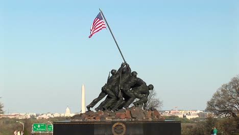 Die-Kamera-Schwenkt-Langsam-Das-Iwo-Jima-Marine-Corps-Denkmal-Hoch