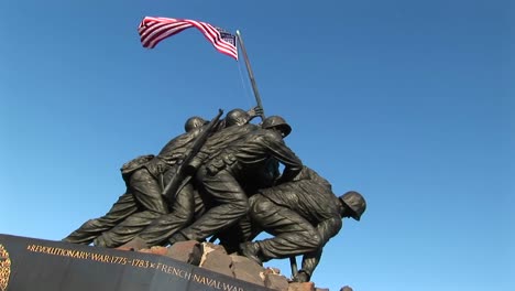 La-Bandera-Americana-Sopla-Suavemente-Desde-La-Parte-Superior-Del-Memorial-Del-Cuerpo-De-Marines-De-Iwo-Jima