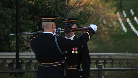 Ein-Soldat-Beendet-Die-Inspektion-Der-Waffe-Eines-Anderen-Soldaten-Und-Gibt-Sie-Ihm-Zurück