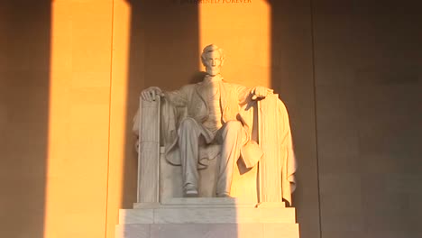 La-Luz-Dorada-Se-Derrama-Sobre-Una-Estatua-Del-Presidente-Lincoln