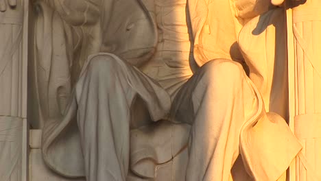 Nahaufnahme-Einer-Statue-Von-Präsident-Lincoln,-Die-In-Goldenes-Licht-Getaucht-Ist?