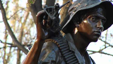 Panright-Zu-Einer-Nahaufnahme-Der-Gesichter-Der-Skulptur-Der-Drei-Soldaten-In-Washington,-D.C