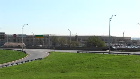 Una-Vista-De-La-Autopista-Cerca-Del-Pentágono-Se-Acerca-Al-Edificio-Del-Pentágono