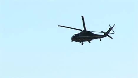 Ein-Militärhubschrauber-Fliegt-über-Washington-DC