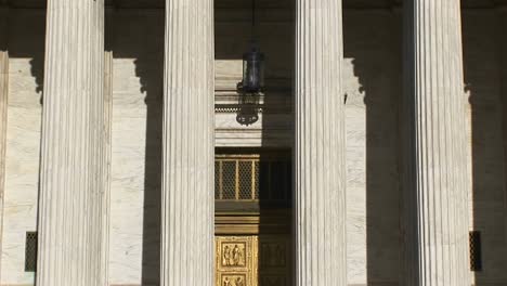 Sonnenlicht-Reflektiert-Auf-Den-Strahlend-Weißen-Säulen-Des-Eingangs-Des-US-Supreme-Court-Building-Building