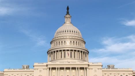 Blick-Auf-Das-US-Kapitol-In-Washington,-D.C.-Vom-Boden-Bis-Zu-Seiner-Markanten-Rotundenkuppel-Und-Der-Freiheitsstatue-Oben